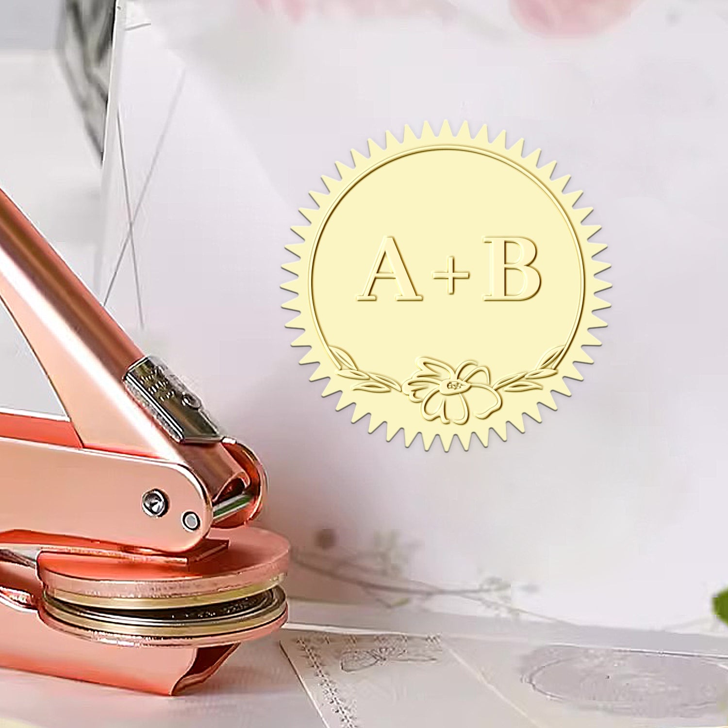 Personalisierte Blüten-Hochzeit Monogramm Initial Prägezange 1-101